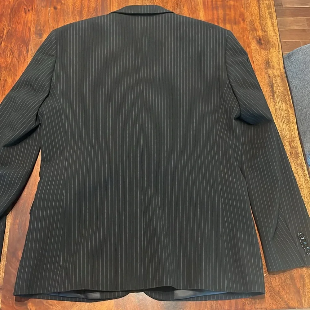 Gorgeous blazer, never worn. Subtle grey/white pinstripes. Slim fit. - Picture 4 of 6